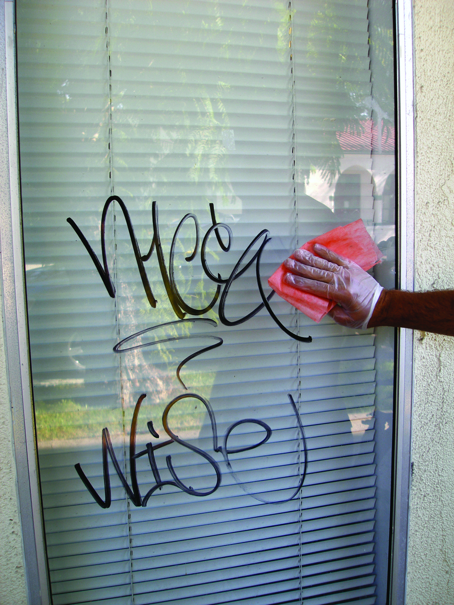 Okno pred použitím utierok pre odstránenie graffiti.